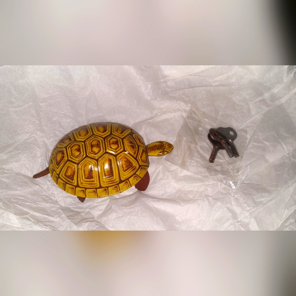 Vintage tin wind up toy turtle. New never used. Smoke free home